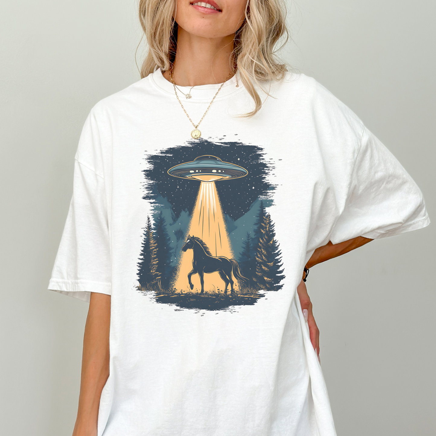 Hvit UFO-hest t-skjorte. T-skjorte med hestemotiv, hestet-skjorte, westerninspirert, western t-skjorte