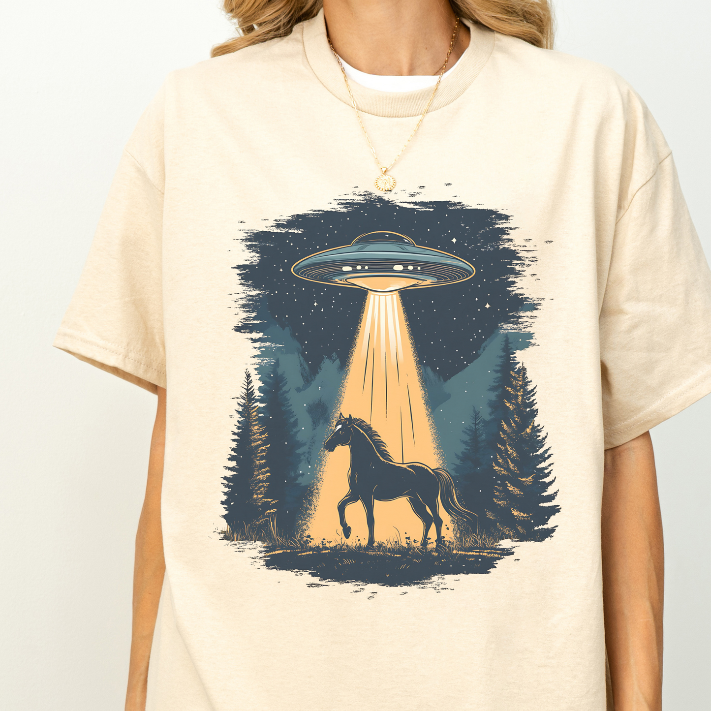 Sandfarget UFO-hest t-skjorte. T-skjorte med hestemotiv, hestet-skjorte, westerninspirert, western t-skjorte