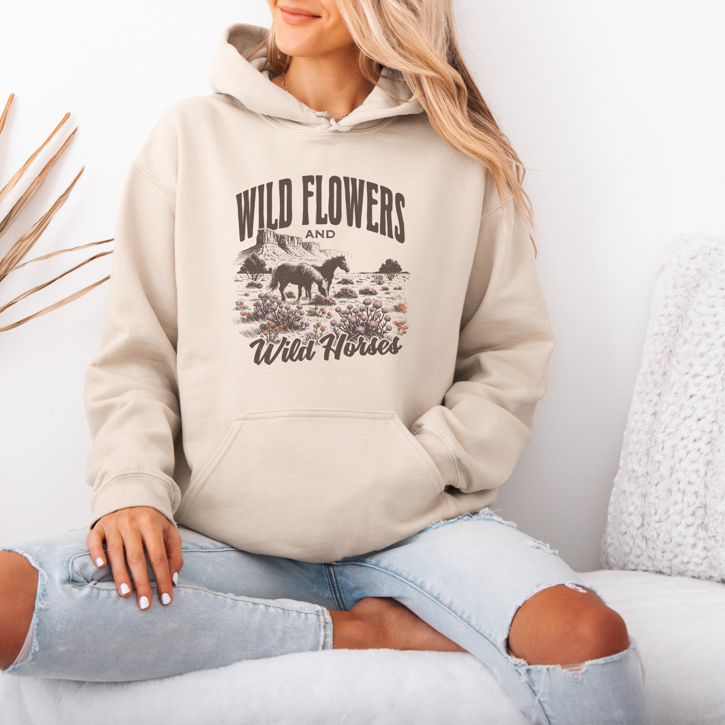 Hettegenser, hest | Wild flowers and wild horses | Unisex
