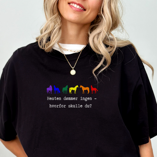 T-skjorte, hest | Hesten dømmer ingen | Unisex
